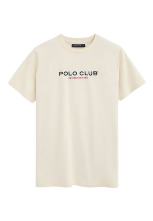 Camiseta de manga corta color crema con cuello redondo y texto "POLO CLUB Established 2012" impreso en negro y rojo en el pecho.