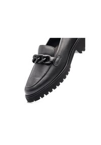 Mocassin en cuir noir avec semelle épaisse à crampons et grand détail chaîne noire sur le dessus.