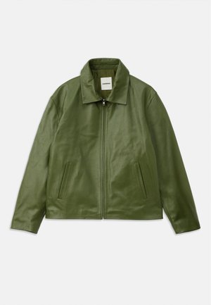 Chaqueta de cuero verde con cierre de cremallera, cuello con solapa, dos bolsillos laterales y una textura suave. Diseño simple y moderno sin patrones.