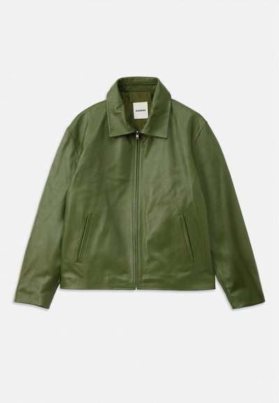 Chaqueta de cuero verde con cierre de cremallera, cuello con solapa, dos bolsillos laterales y una textura suave. Diseño simple y moderno sin patrones.