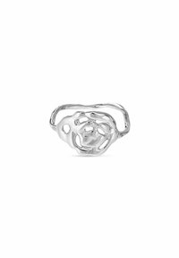 Anello in argento con design floreale e dettagli traforati. Texture liscia e lucida; forma organica con una banda ondulata. Taglia 54.