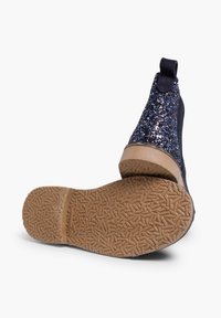 Cizme cu un superior bleumarin strălucitor, panouri elastice laterale și o talpă din cauciuc bej, având modele texturate pentru aderență.