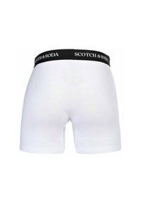 Weiße Boxershorts mit einem schwarzen elastischen Bund, auf dem das Logo "SCOTCH & SODA" zu sehen ist. Weicher, glatter Stoff mit einer engen Passform und mittellangem Schnitt.