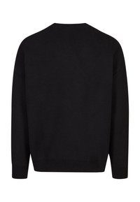 Svart genser med rund hals, lange ermer og ribbestrikkede mansjetter. Stoffet ser jevnt ut med en klassisk, avslappet passform.