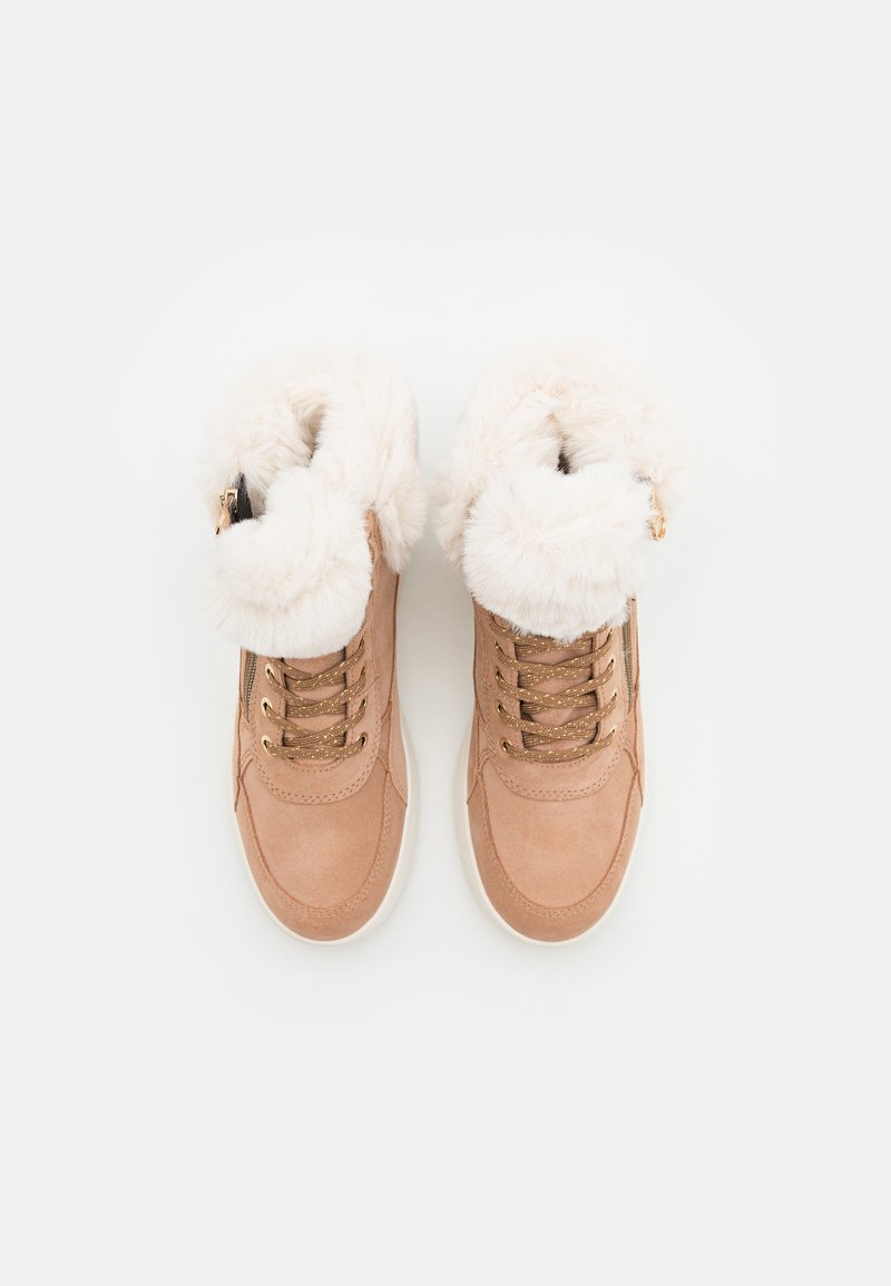 Beige Wildleder High-Top Sneaker mit einem flauschigen weißen Kunstfellkragen, goldenen Hardware-Akzenten und goldenen Schnürsenkeln. Texturiertes und gepolstertes Design.