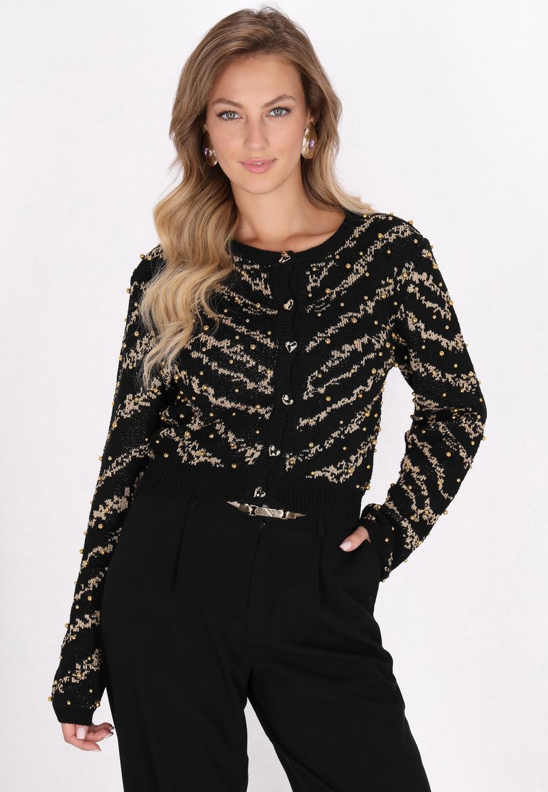 Cardigan lavorato a maglia nero con un motivo a zigzag dorato e perline decorative, dotato di bottoni a forma di cuore e vita aderente.