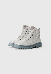 Bottines montantes argentées métalliques avec des accents gris, en daim texturé et une semelle en caoutchouc dotée de rainures pour l'adhérence. Design à lacets et détail de logo.