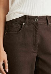 Reiss SELIN MID-RISE STRAIGHT PETITE - Džínsy voľného strihu - chocolate