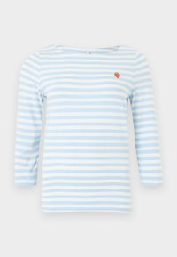 Μακρυμάνικη μπλούζα με οριζόντιες ρίγες σε ανοιχτό γαλάζιο και λευκό, με ένα μικρό κόκκινο σχέδιο φράουλας στο πάνω αριστερό μέρος του στήθους.