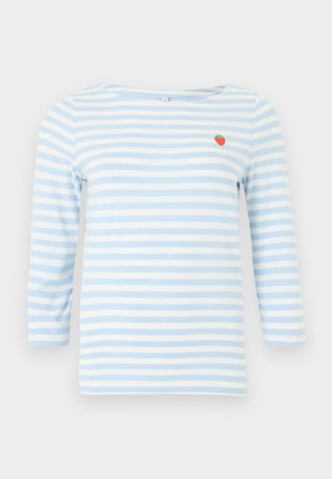 Šviesiai mėlyna ir balta horizontalių dryžių ilgomis rankovėmis marškiniai su mažyte raudona braškės ženklelio aplikacija viršutinėje kairėje krūtinės pusėje.