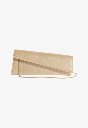 Bolso de mano rectangular dorado con brillo, con una delgada correa de cadena dorada y cierre con solapa diagonal.