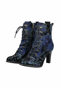 Stivaletti ankle blu a fiori con una combinazione di tessuti texture, dotati di occhielli dorati, lacci, cerniere e un tacco alto. Motivo floreale sulla punta.