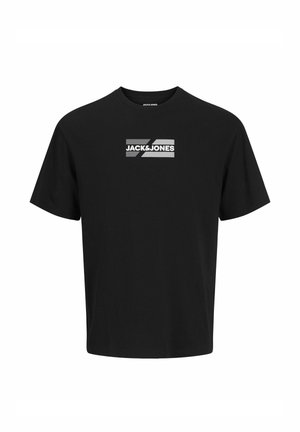 Schwarzes T-Shirt mit kurzen Ärmeln aus Baumwolle, mit einem weißen und grauen rechteckigen Logo mit Text in der Mitte. Einfacher Rundhalsausschnitt.