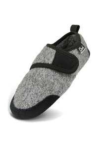 Grijze gevoelslipper met een zwarte rubberen zool, klittenbandsluiting en een gestructureerde bovenkant. Lichtgewicht met een afgeronde tekening.