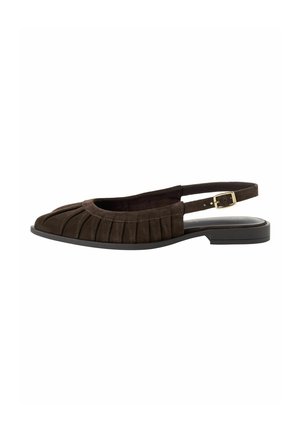 Brun ruskinds flad slingback-sko med plisseret front, guldspændebånd og lav sort sål.
