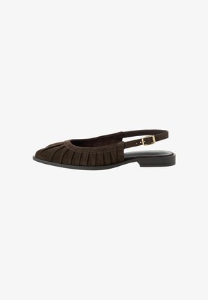 Scarpa piatta slingback in camoscio marrone con parte anteriore plissettata, cinturino con fibbia dorata e suola nera bassa.