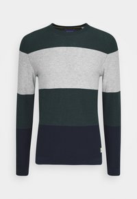 Pull en tricot à manches longues présentant des rayures horizontales vert foncé, gris clair et bleu marine, avec un col rond.