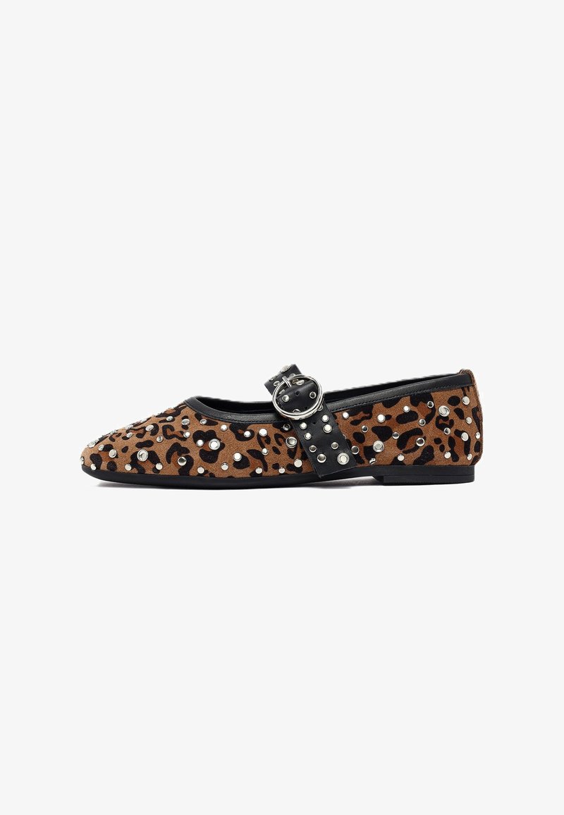 Leopardprint ballerina's van suède met zwarte accenten, voorzien van studs en een bandje met een ronde gesp. Platte zool en ontwerp met een afgeronde neus.