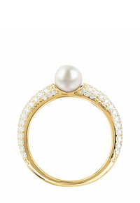 Anello d'oro con una perlina bianca centrale, decorato con piccole cristalli trasparenti lungo la fascia, creando un design testo elegante.