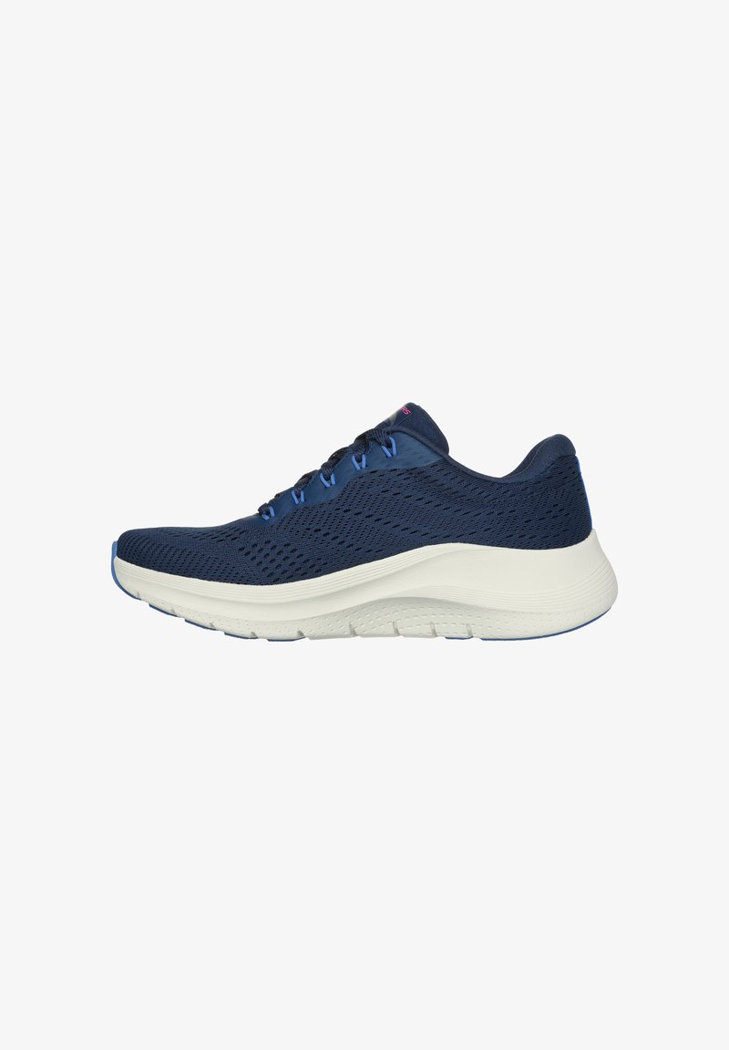 Chaussure de sport en mesh navy avec une semelle intermédiaire blanche, accents bleus, bout rond et lacets plats. Présente une surface texturée pour la respirabilité.