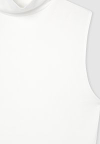 Top bianco senza maniche con collo alto e texture di tessuto liscia visibili su uno sfondo neutro.