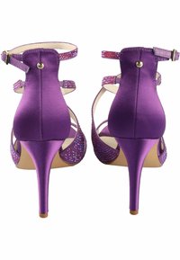 Sandali alti in raso viola con tacco a stiletto, dotati di cristalli decorativi lungo le cinghie alla caviglia e i pannelli laterali.