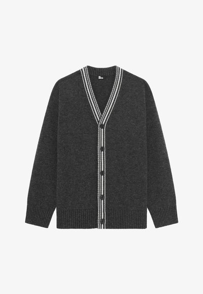Cardigan grigio scuro con scollo a V, caratterizzato da una texture a costine, strisce bianche lungo il collo e cinque bottoni neri di chiusura.