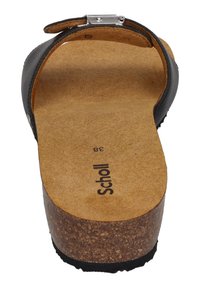 Sandalo scivoloso in pelle nera con fodera in sughero, superficie texturizzata, accentato da una fibbia in argento e suola in gomma. Taglia 38 indicata sulla soletta.