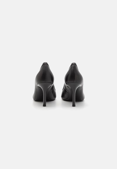 Černé kožené lodičky na vysokém podpatku s špičatou špičkou, štíhlým stiletto podpatkem, hladkým povrchem a minimalistickým designem, pohled zepředu.