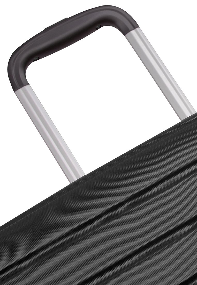 Maleta negra texturizada con un cuerpo rígido, que cuenta con un asa telescópica y acentos plateados, diseñada para durabilidad y fácil movilidad.