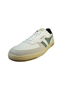 Sneaker bianca con accenti in suede grigio, strisce verdi, punta perforata e suola in gomma beige. Marchio dorato di lato e sulla linguetta.