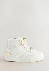 Hvid højtoppet sneakers lavet af syntetisk materiale, med et guld "BA" logo, quiltet tekstur og metallisk accent på hælen.