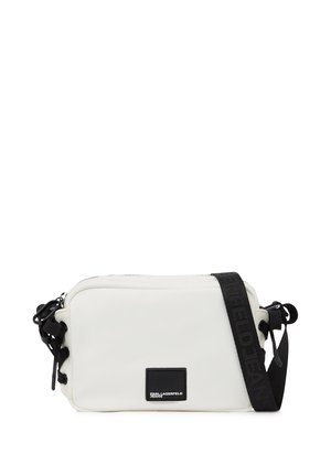 Hvid rektangulær crossbody-taske med sort justerbar strop og sort logopatch med teksten "Karl Lagerfeld Jeans" på fronten.