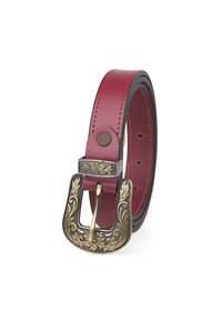 Cinturón de cuero rojo con una hebilla de latón decorativa con grabados florales, una textura suave y costura negra a lo largo de los bordes.
