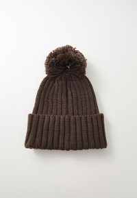 Brun strikket lue med ribbestruktur, med en stor pom-pom på toppen. Materialet ser tykt og varmt ut.
