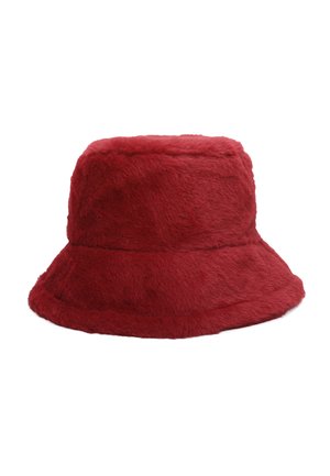 Cappello a secchiello finto pelliccia rosso con una texture morbida, visiera larga e corona arrotondata. Dettagli delle cuciture visibili, che conferiscono un aspetto strutturato.