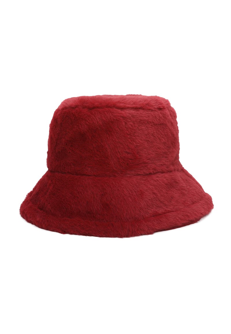 Cappello a secchiello finto pelliccia rosso con una texture morbida, visiera larga e corona arrotondata. Dettagli delle cuciture visibili, che conferiscono un aspetto strutturato.