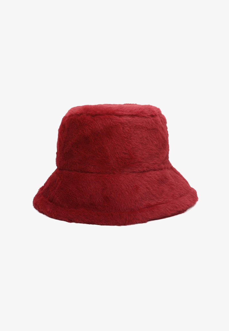 Cappello a secchiello finto pelliccia rosso con una texture morbida, visiera larga e corona arrotondata. Dettagli delle cuciture visibili, che conferiscono un aspetto strutturato.