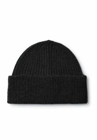 Beanie nero a maglia con texture a coste e orlo piegato. Il materiale sembra morbido e caldo, adatto per essere indossato in climi freddi.