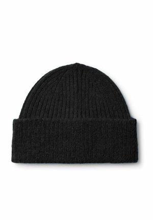 Beanie nero a maglia con texture a coste e orlo piegato. Il materiale sembra morbido e caldo, adatto per essere indossato in climi freddi.