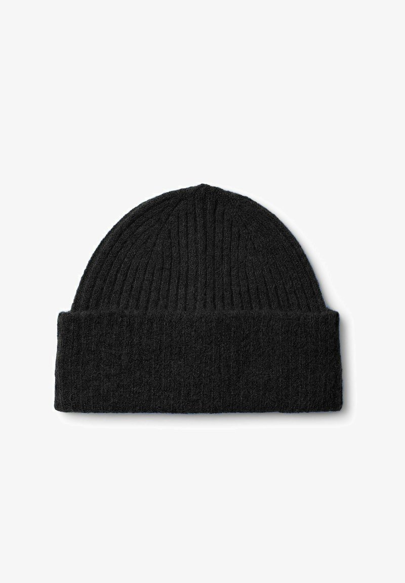 Beanie nero a maglia con texture a coste e orlo piegato. Il materiale sembra morbido e caldo, adatto per essere indossato in climi freddi.