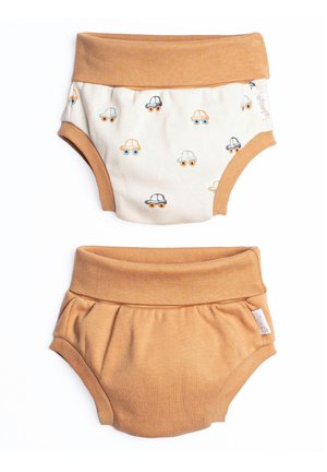 Dwa ochraniacze na pieluszki dla niemowląt, jeden beżowy z małymi wzorami samochodów i brązowym obszyciem, drugi całkowicie brązowy, oba z szerokimi pasami w talii i otworami na nogi.