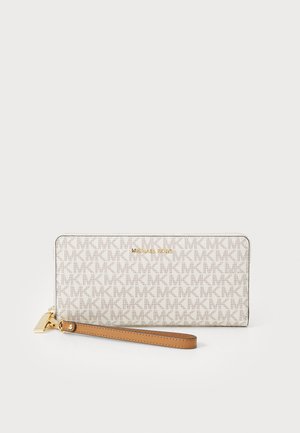 Beige Reißverschluss-Geldbörse aus gemustertem synthetischem Material, mit goldfarbenen Beschlägen, einem Handgelenkband und eingeprägtem Markenlogo.