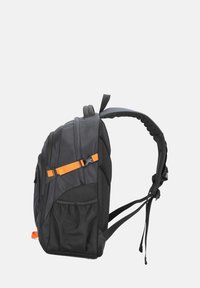 Zaino nero con superficie texture, spallacci imbottiti, dettagli arancioni e tasche laterali. Presenta spallacci regolabili per adattabilità e comfort.