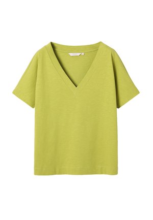 Rövid ujjú lime zöld V-nyakú pamut póló laza szabással és közepes méretű címkével, amely a gallér belsejében látható.