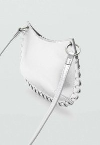 Strieborná kožená kabelka so hladkým povrchom, zaobleným tvarom a tkaným zdobením pozdĺž okraja, s odnímateľným ramenným popruhom.
