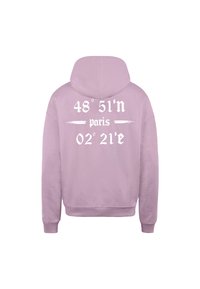 Hoodie lilas clair avec une poche kangourou à l'avant. Un grand texte blanc au dos indique "48° 51'n paris 02° 21'e". Texture douce et coupe décontractée.