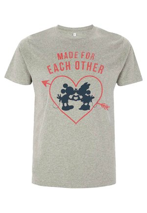 Grå bomulds t-shirt med et hjertegrafik, der viser to tegneseriefigurer, som rører hinandens hænder, samt teksten "LAVET TIL HINANDEN" i rød. Korte ærmer.