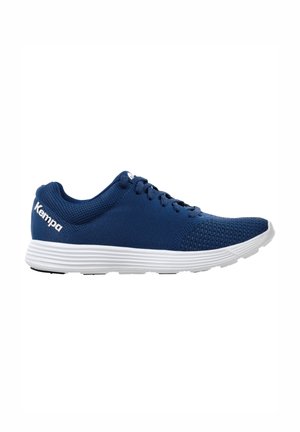 Baskets de sport bleu marine avec une tige en mesh respirant, semelle en caoutchouc blanche et accents texturés. Présente un logo sur le côté.