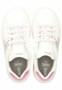 Zapatillas blancas con acentos en rosa, panel lateral texturizado y cordones con estampado. Presentan plantillas transpirables y una suela acolchada para mayor comodidad.